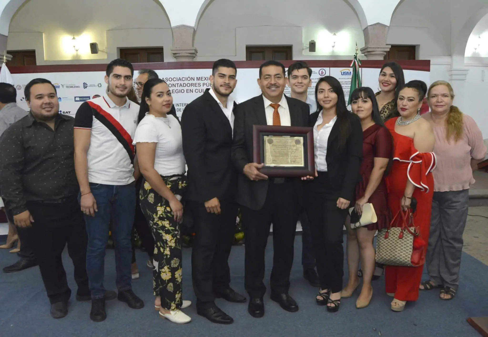 Equipo de Pensiones de Oro con reconocimiento del C.P. Antonio León Hernández