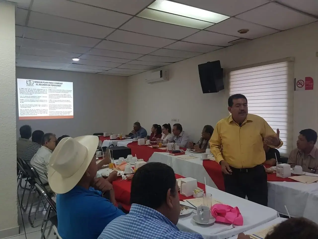 Conferencia sobre régimen de pensiones, ventajas y desventajas en Guasave, Sinaloa