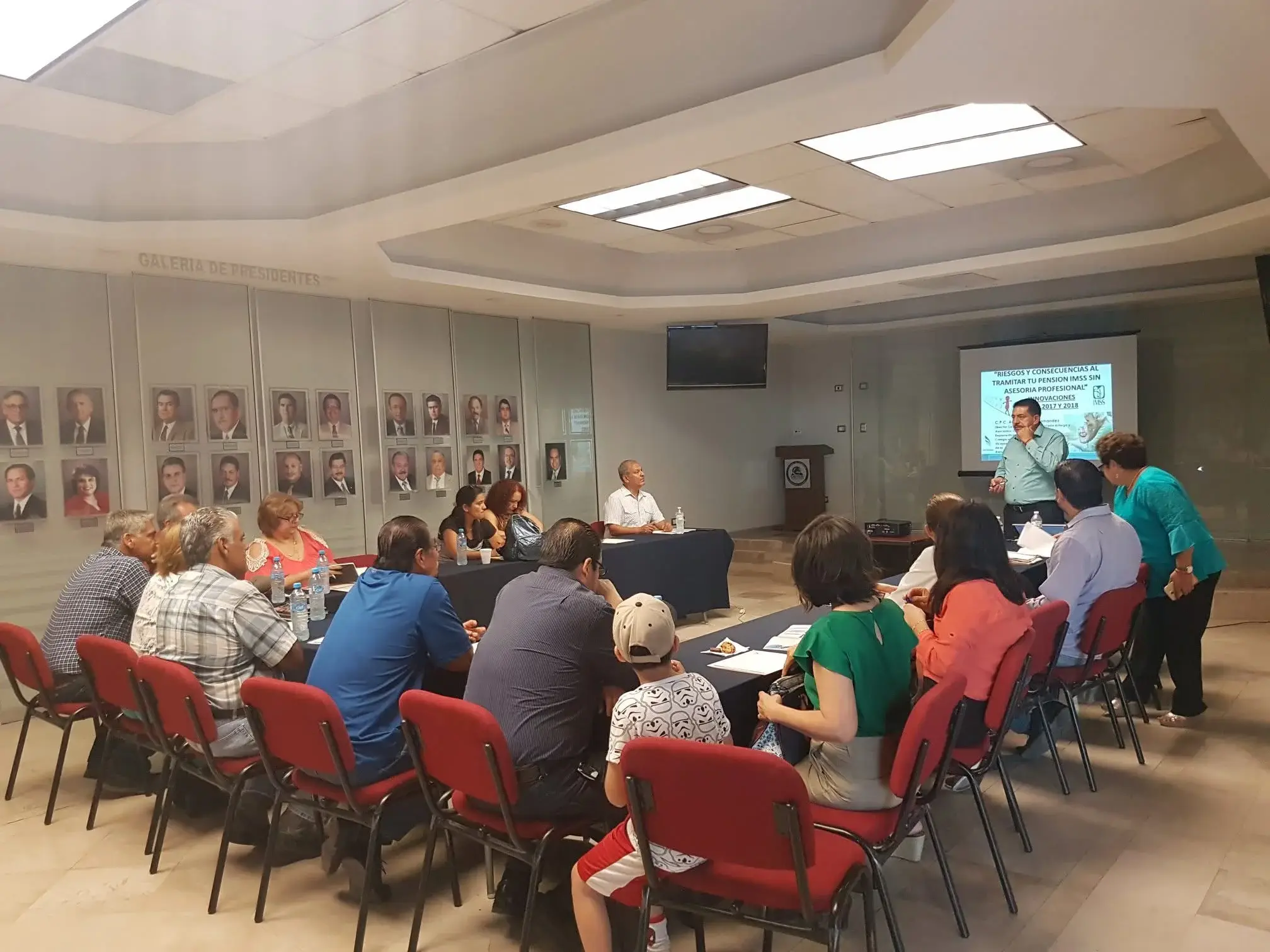 Conferencia sobre riesgos y consecuencias al tramitar tu pensión IMSS sin asesoría profesional en Caborca, Sonora
