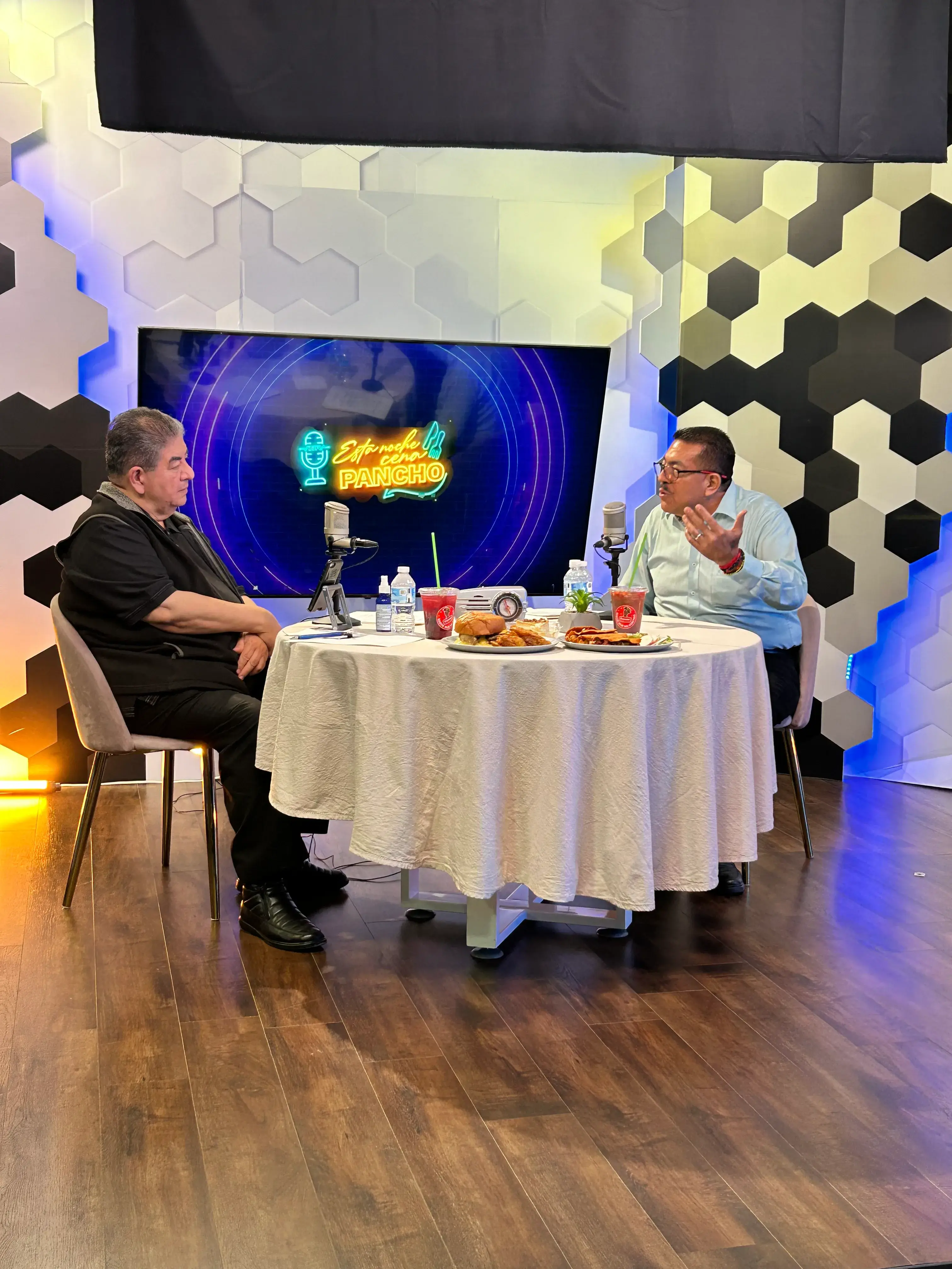 Programa de radio y Facebook Live Esta Noche Cena Pancho, episodio 82