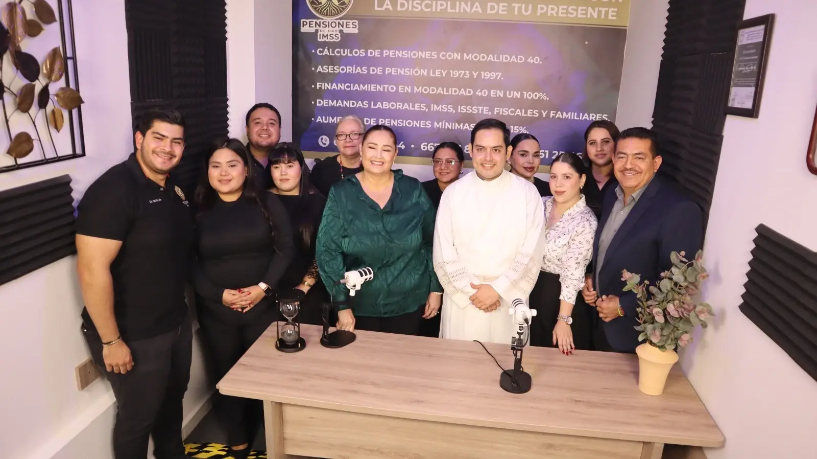 Equipo de Pensiones de Oro asesorando a un cliente